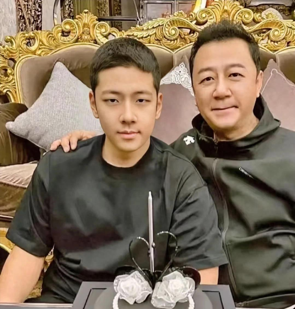 嘉多网 林志颖长子帅到认不出！年仅16岁身高1米80，两个弟弟也是小帅哥